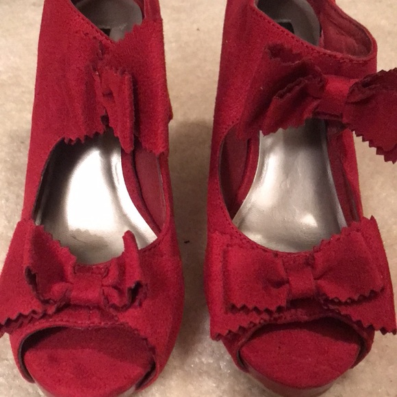 Material Girl Red suede pump with bows - Picture 2 of 7
